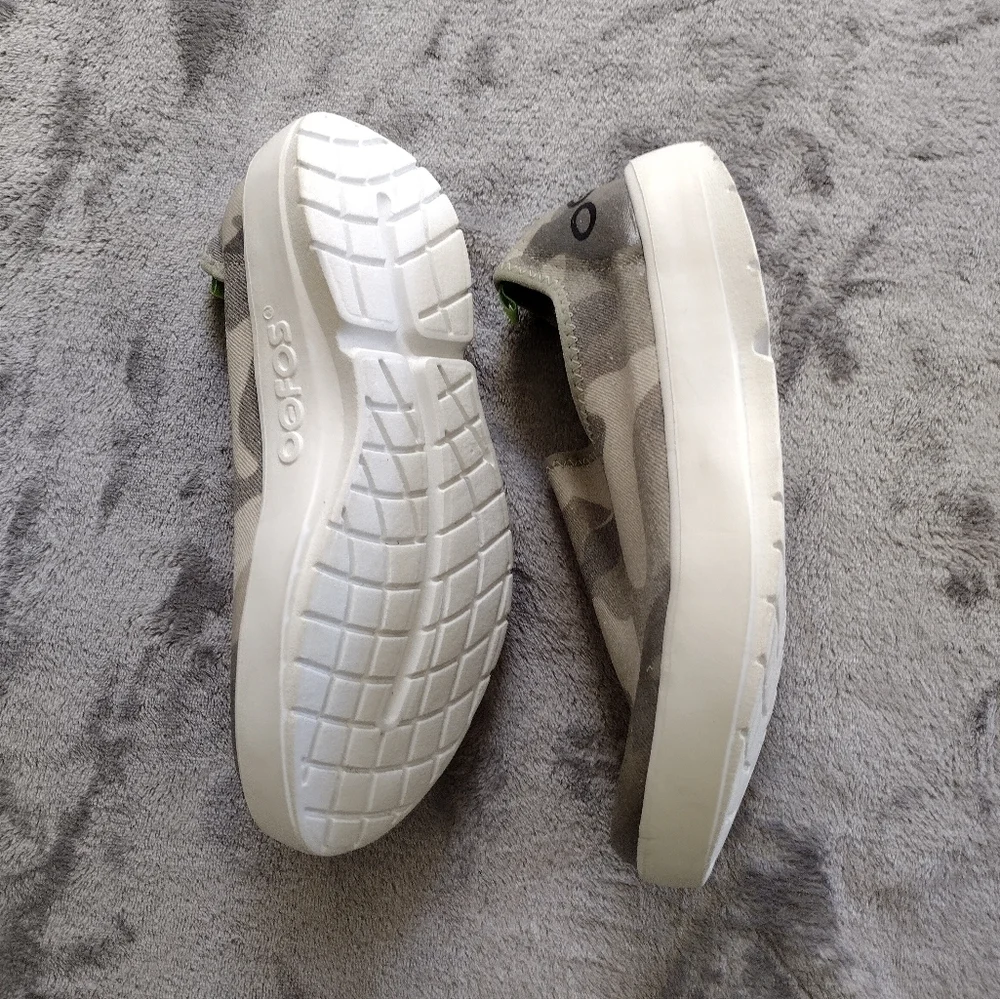 Oofos OOmg eeZee Low Womens Size 6 Shoes Slip On Green Camo Recovery Sneaker